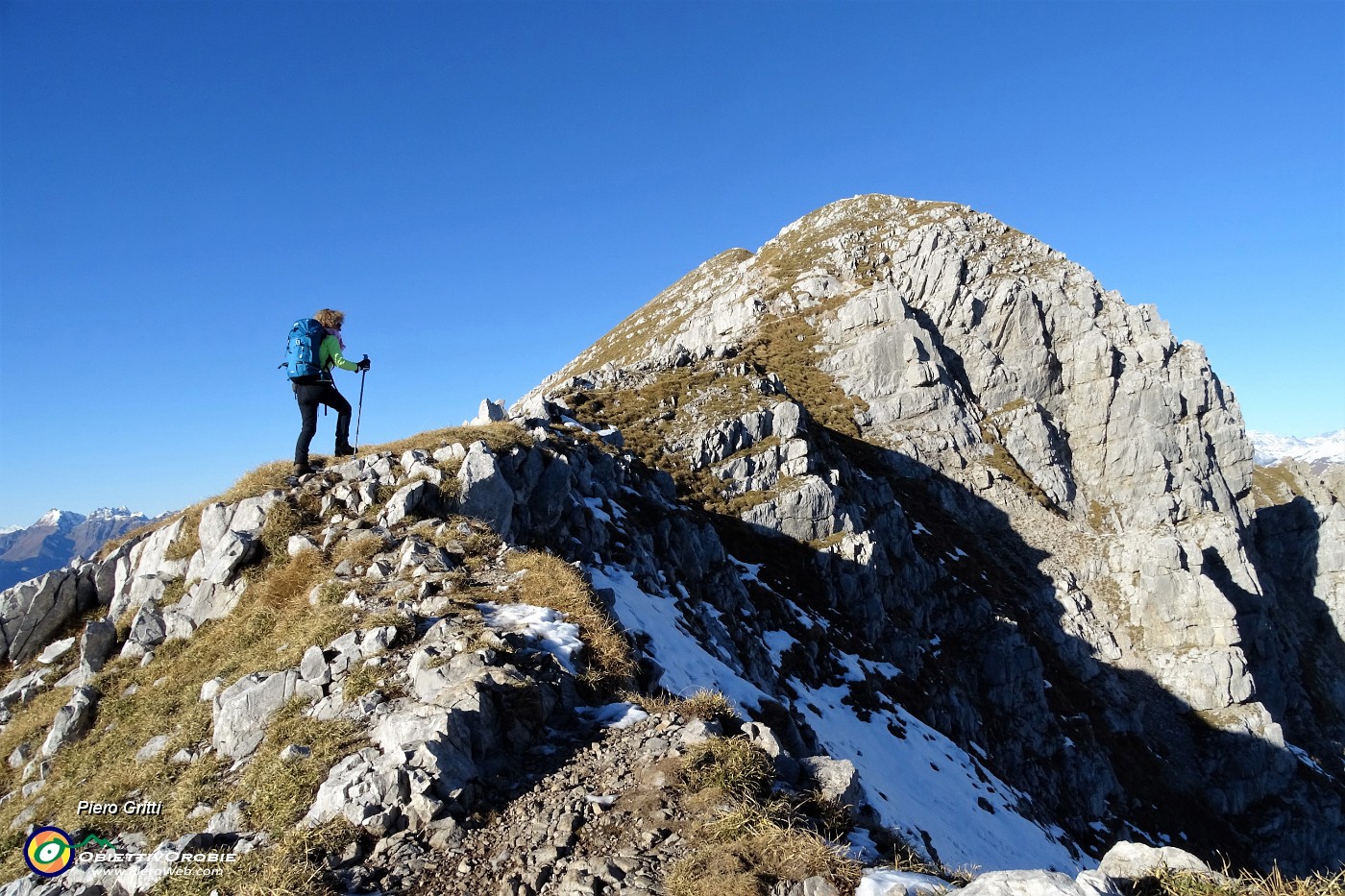 50 Risalendo su roccette in cresta di Cima Menna.JPG -                                